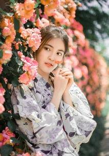 紫色和服女孩吃瓜,夏日风情尽显